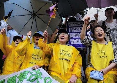 © Reuters. Former South Korean comfort women (front row) who were forced to serve the Japanese military during the World War II, chant slogans at an anti-Japan protest in front of the Japanese Embassy in Seoul