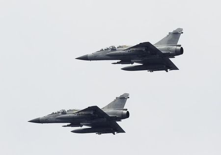 © Reuters. الجيش الفرنسي يدفع بطائرتين للبحث عن الطائرة الجزائرية المفقودة