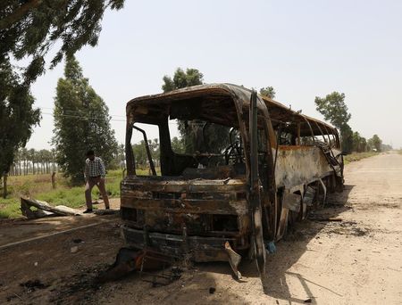 © Reuters. مقتل 52 سجينا وتسعة من رجال الشرطة في هجوم على حافلة بالعراق