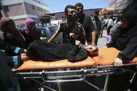 © Reuters. وزارة : مقتل عشرة على الاقل في قصف إسرائيلي على مدرسة تتبع الامم المتحدة بغزة