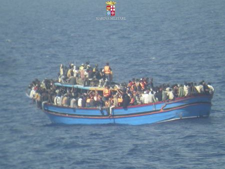 © Reuters. ارتفاع عدد المتسللين بحرا إلى أوروبا إلى نحو 100 ألف هذا العام