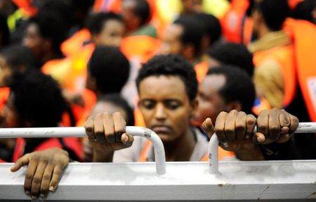 © Reuters. PRÈS DE 100.000 MIGRANTS ONT FRANCHI LA MÉDITERRANÉE EN SIX MOIS