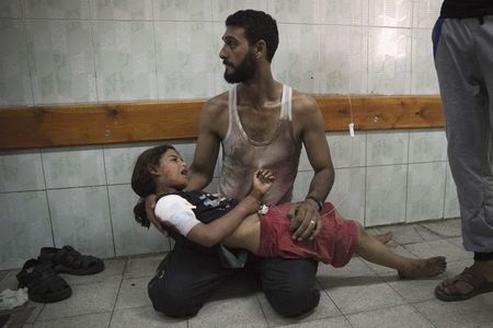 © Reuters. وزارة الصحة: مقتل 15 على الأقل في قصف اسرائيلي لمدرسة في غزة