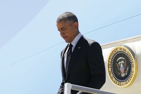 © Reuters. U.S. President Obama disembarks from Air Force One as he arrives at Los Angeles International Airport