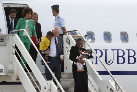 © Reuters. المرأة السودانية التي تحولت الي المسيحية تلتقي البابا فرنسيس