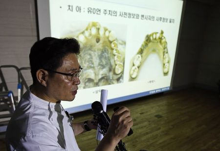 © Reuters. Seo Joong-seok, director general of South Korea's forensic agency, gives briefing in Seoul