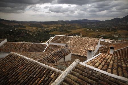 © Reuters. Las hipotecas en España bajan un 3,4% en mayo - INE