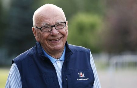 © Reuters. Rupert Murdoch, CEO of News Corporation, arrives for the third day of the Allen and Co. media conference in Sun Valley