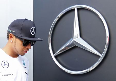 © Reuters. Hamilton, el más rápido en los primeros libres de Hungría, Alonso cuarto