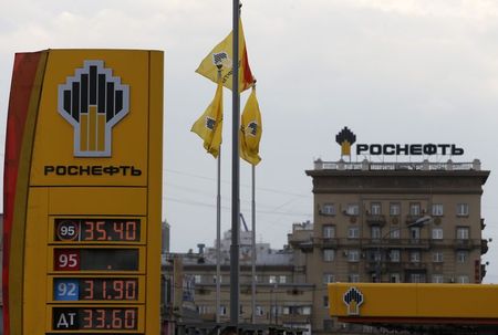 © Reuters. АЗС Роснефти в Москве