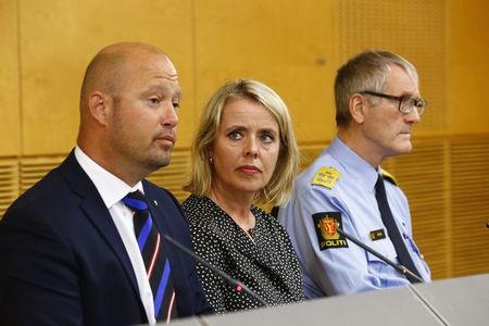 © Reuters. Ministro da Justiça e Segurança Pública da Noruega, Anders Anundsen, e a diretora do Serviço de Segurança da Polícia,  Benedicte Bjoernland, durante coletiva de imprensa em Oslo