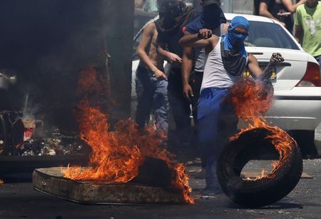 © Reuters. مسعفون: مقتل خمسة فلسطينيين في أعمال عنف بالضفة الغربية