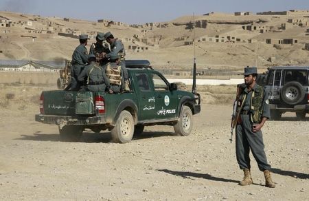 © Reuters. طالبان تعترض طريق حافلتين وتقتل 14 راكبا في وسط أفغانستان