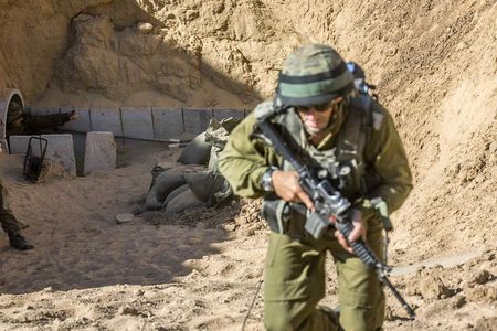 © Reuters. Soldado israelense caminha em túnel  