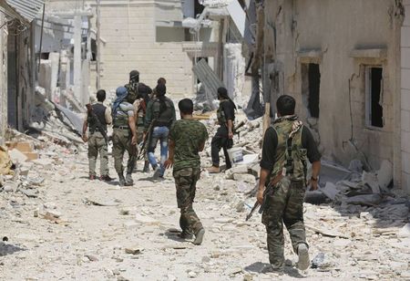 © Reuters. مصادر: مقتل 20 معارضا في قصف للطيران السوري على الحدود مع لبنان