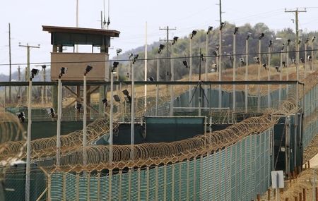 © Reuters. لجنة: استمرار حبس كويتي في جوانتانامو وتسليم ثان لبلاده