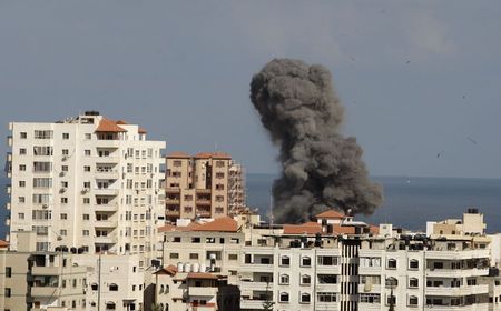 © Reuters. مسؤول أمريكي: نتنياهو قال لكيري إسرائيل ستبدأ وقفة لمدة 12 ساعة من القتال في غزة