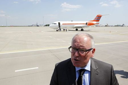 © Reuters. Dutch Foreign Minister Timmermans talks to journalists during his visit to Kharkiv airport as remains of passengers of downed Malaysia Airlines Flight MH17 airliner are loaded into a plane, in Kharkiv