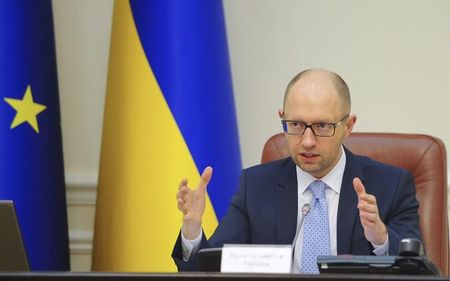 © Reuters. Ukraine's PM Yatseniuk speaks during a government meeting in Kiev