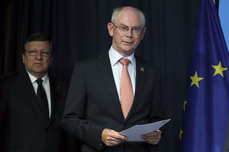 © Reuters. EU Council President Van Rompuy and EU Commission President Barroso arrive at a joint news conference after an EU leaders summit in Brussels