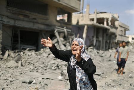 © Reuters. النازحون يعودون للاحياء المدمرة في غزة بعد بدء هدنة قصيرة