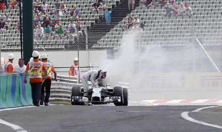© Reuters. Rosberg gana la 'pole' y el coche de Hamilton se incendia, Alonso quinto