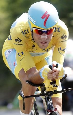 © Reuters. Nibali, a punto de ganar el Tour tras una contrarreloj que se llevó Martin