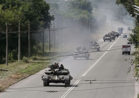 © Reuters. سماع دوي قصف حول دونيتسك وأوكرانيا تضغط على الانفصاليين