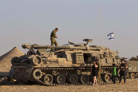 © Reuters. اسرائيل تبدي استعدادها لتمديد هدنة قصيرة في غزة وانتشال الكثير من الجثث من تحت الانقاض