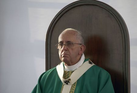 © Reuters. Pope Francis leads a mass at the palace of Caserta in southern Italy