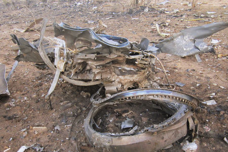 © Reuters. عائلات ضحايا الطائرة الجزائرية المنكوبة يبكون على اقاربهم