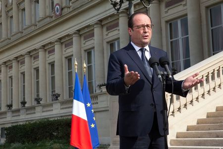 © Reuters. Hollande declara tres días de duelo en Francia por víctimas de avión de Air Algerie