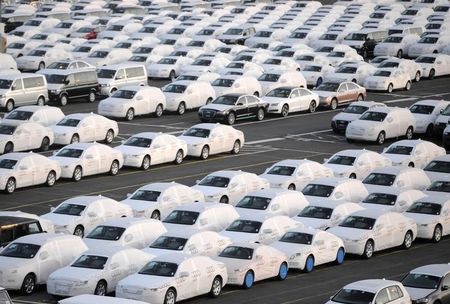 © Reuters. Audi cars are pictured at a shipping terminal in the harbour of the German northern town of Bremerhaven