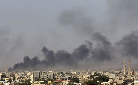 © Reuters. أكثر من 50 قتيلا في اشتباكات عنيفة في طرابلس وبنغازي