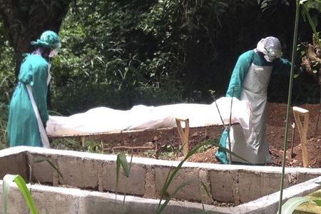 © Reuters. وفاة مريضة الإيبولا الهاربة في سيراليون وهي في طريقها للمستشفى