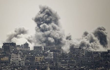 © Reuters. تراجع القتال في غزة لكن الآمال في هدنة تبدو ضعيفة