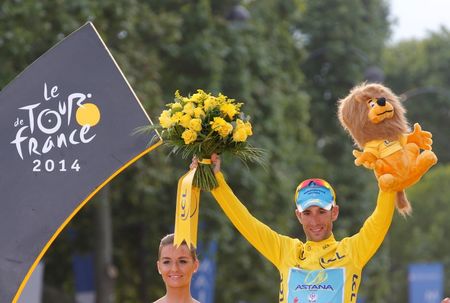 © Reuters. En la imagen, Vincenzo Nibali celebra su victoria en el Tour de Francia.