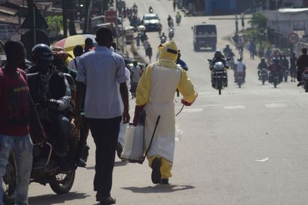 © Reuters. Muere una mujer de ébola en Sierra Leona tras haber sido sacada del hospital