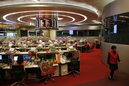 © Reuters. Operatori al lavoro all'Hong Kong Stock Exchange