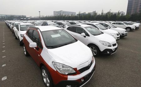 © Reuters. Cars made by GM Korea are seen in a yard of GM Korea's Bupyeong plant in Incheon