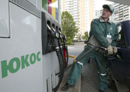 © Reuters. MOSCOU DEVRAIT VERSER 50 MILLIARDS DE DOLLARS POUR IOUKOS