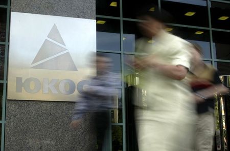 © Reuters. MOSCOU SOMMÉ DE PAYER 50 MILLIARDS DE DOLLARS POUR IOUKOS