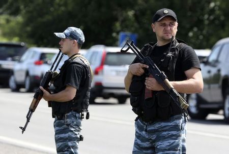 © Reuters. القتال في أوكرانيا يمنع الخبراء من الوصول الى موقع الطائرة المتحطمة