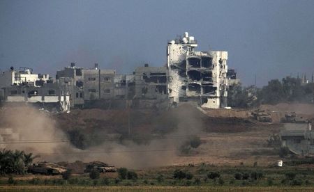 © Reuters. Carri armati israeliani a Gaza