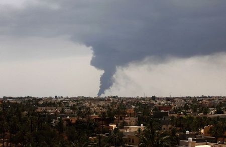© Reuters. متحدث: حريق خزانات وقود قرب مطار طرابلس يخرج عن السيطرة