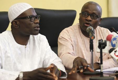 © Reuters. Comissário de Informação de Lagos, Lateef Aderemi Ibirogba (esquerda), ao lado do Dr. Jide Idris, comissário de Saúde, durante coletibva sobre morte de vítima de ebola em Lagos 