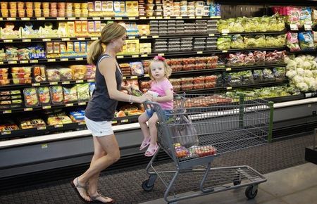 © Reuters. A woman and child shop at a Walmart in Bentonville