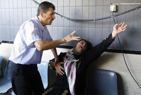 © Reuters. تجدد القتال في غزة ونتنياهو وامين الامم المتحدة يتباحثان بشأن شروط الهدنة
