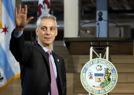 © Reuters. Mayor of Chicago Rahm Emanuel arrives  at the public unveiling of Motorola Mobility global headquarters in Chicago