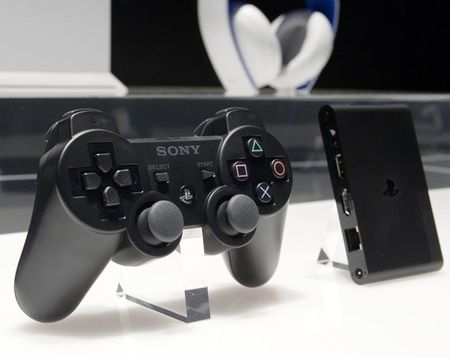 © Reuters. PlayStation 4 controller is displayed at the 2014 Electronic Entertainment Expo, known as E3, in Los Angeles
